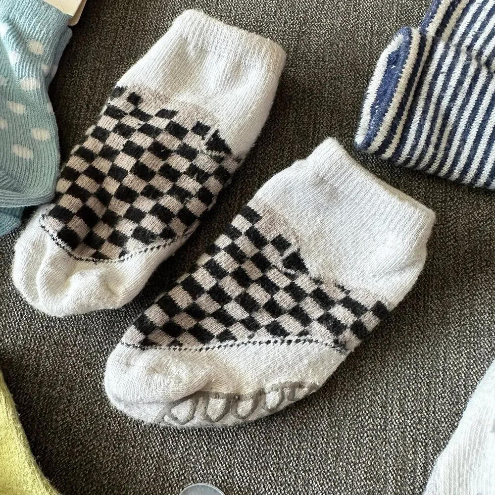 10 pair of infant socks gender neutral 0/6 and 6/12 vans carters circo and more
